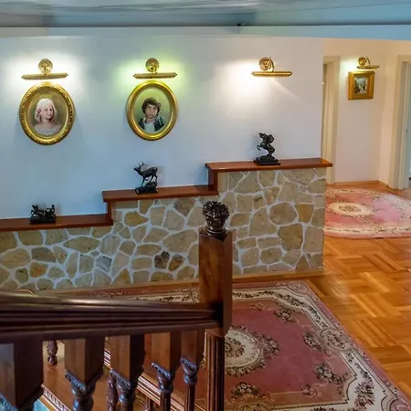 Luxury Lake Villa וילה