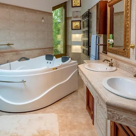 וילה Luxury Lake Villa *